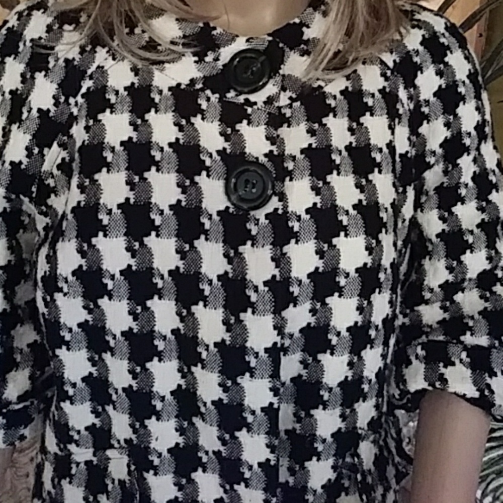 SALE. Black and white crop blazer - Picture 2 of 4
